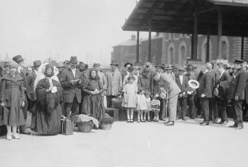 Com'r Wallis & immigrants. , 1920 courtesy of the library of congress