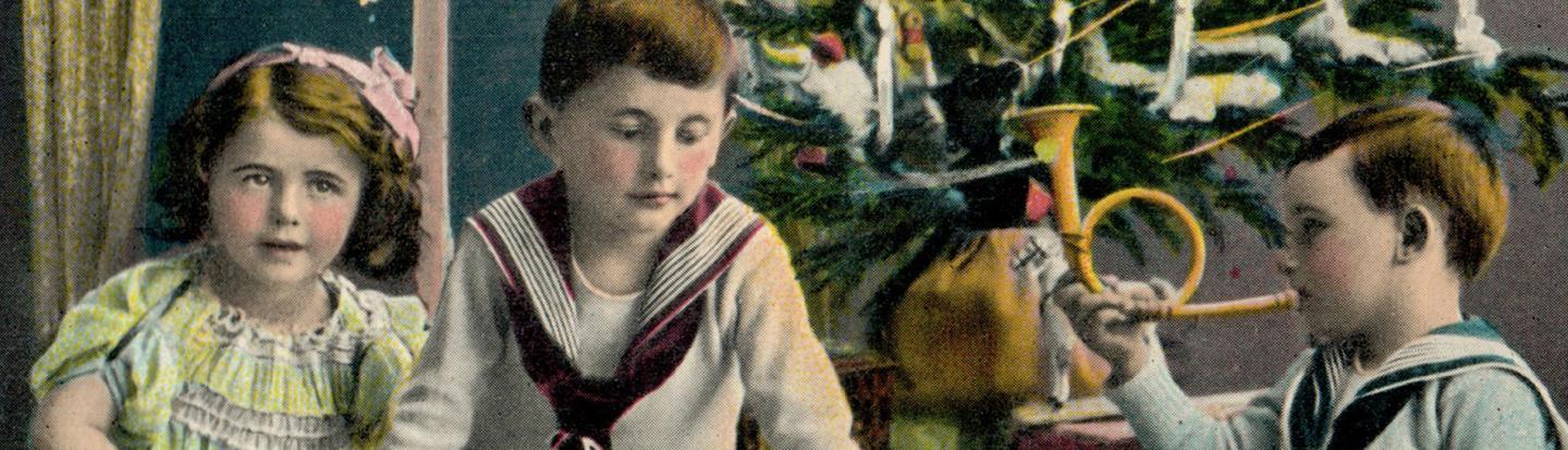 event-christmas-berlin.jpg children around christmas tree