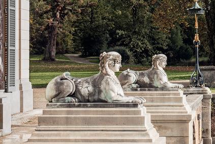 Bagatelle: A Princely Residence in Paris sculptures in Paris
